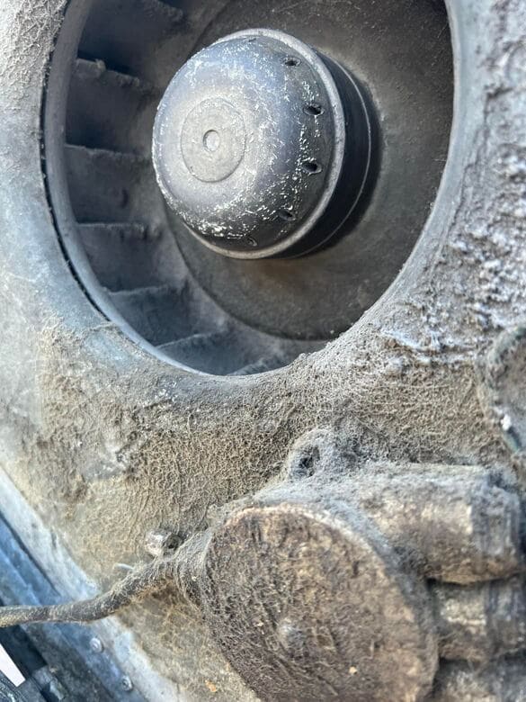 gammal ventilationsfläkt på tak