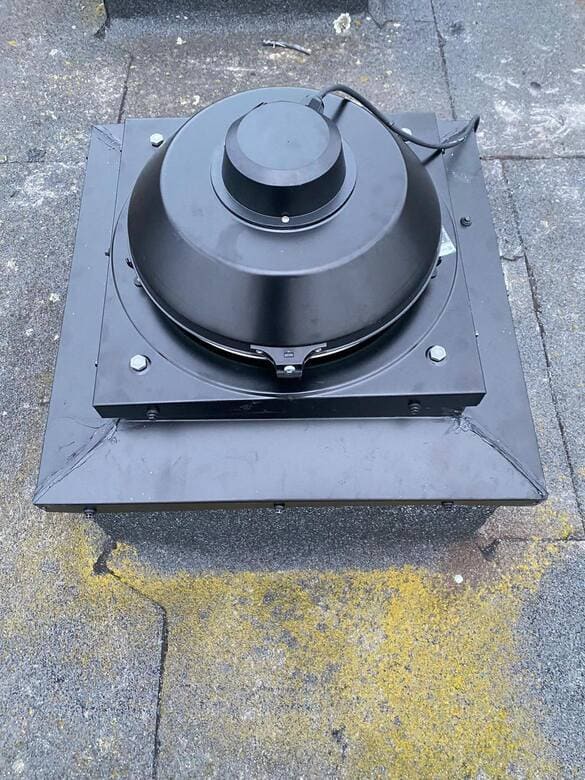 ventilationsfläkt på tak systemair