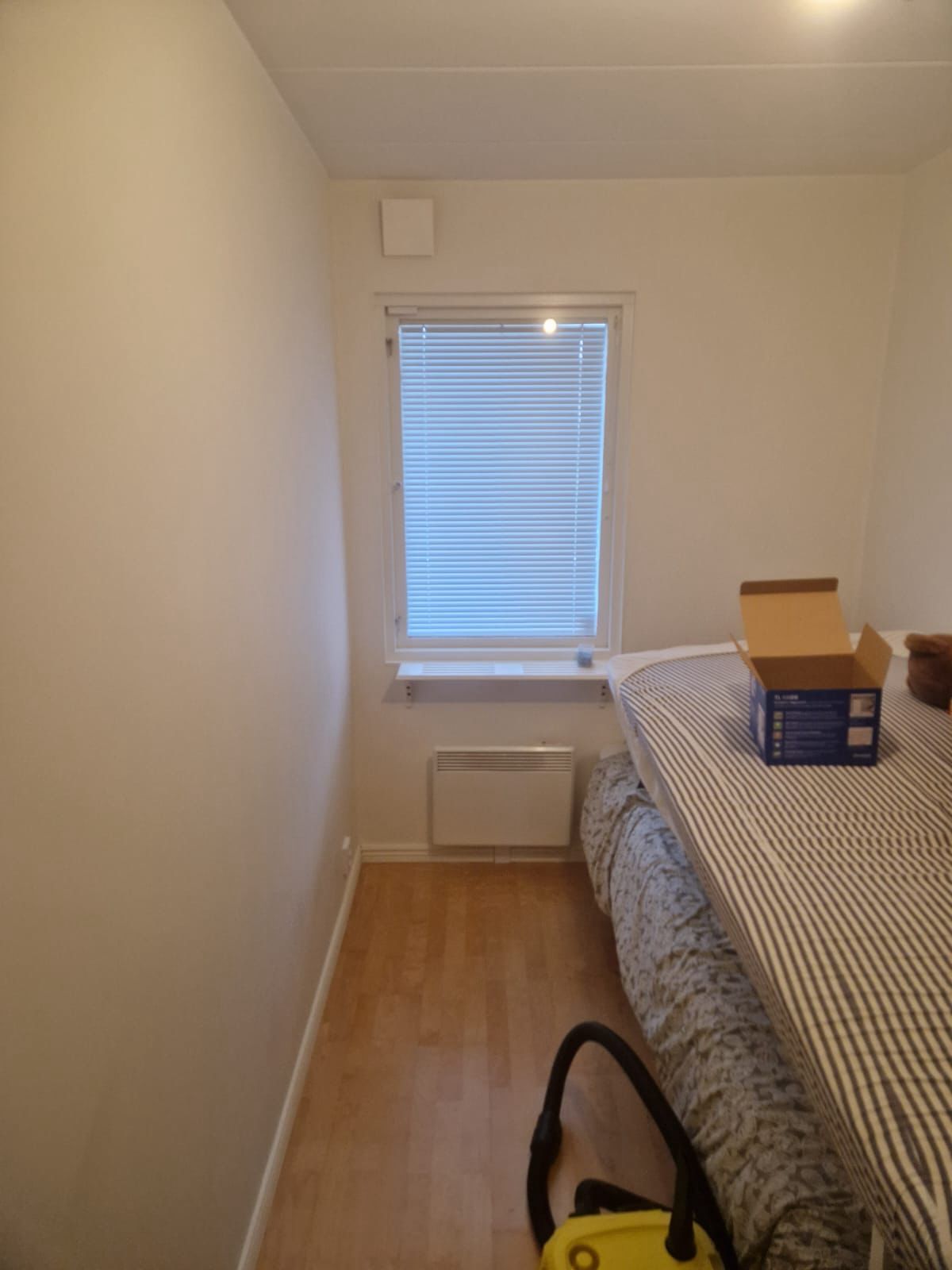 Installerad väggventil i sovrum