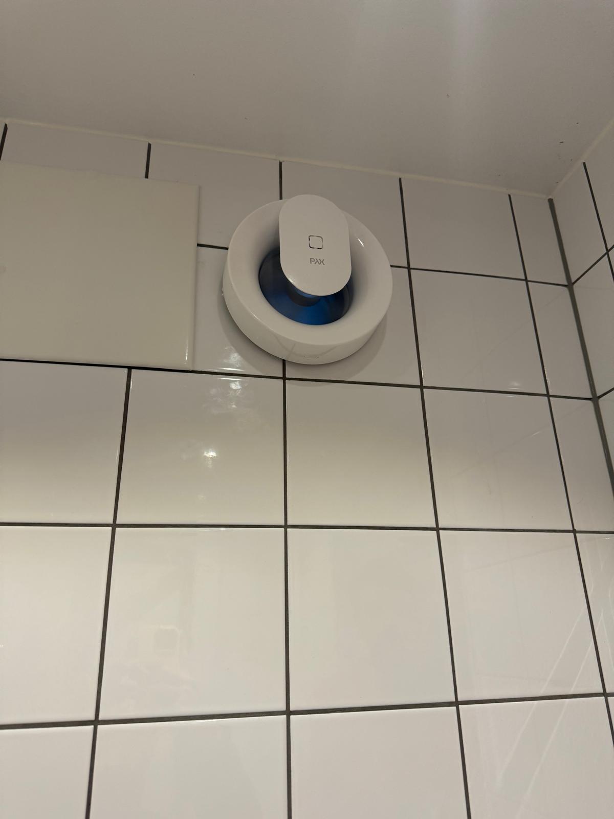 en installerad badrumsfläkt i badrum av pax calima