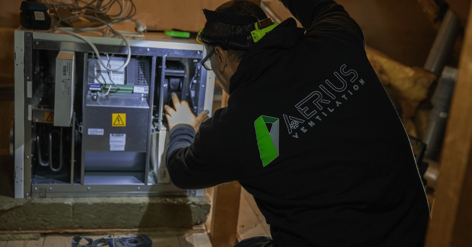 ventilation-älta tekniker från Aerius fixar ventilationen i ett hus i Älta